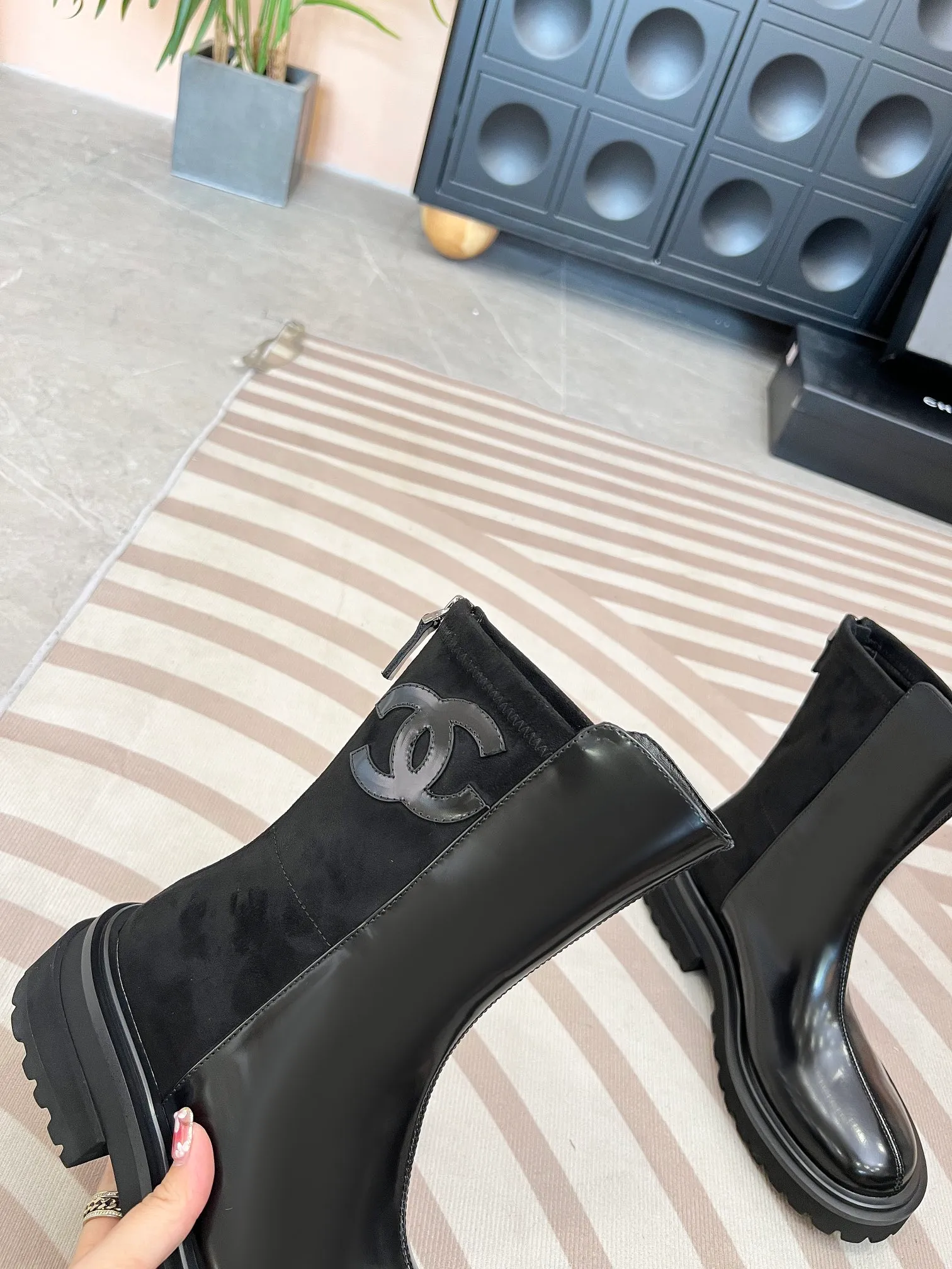 👟👟Ex-factory price 600👟👟 CHANEL* Chanel* new autumn and winter style. These letter knight boots are really a representative of handsome fashion. The double C electro-embroidered logo on the boot tube is low-key yet luxurious! Simple, fashionable, individual and grand! The natural and smooth beauty has a beauty that amazes the time. You should also show off your long legs in winter ~ Upper: calfskin/open edge beads Inner: sheepskin lining Size: 35-41
